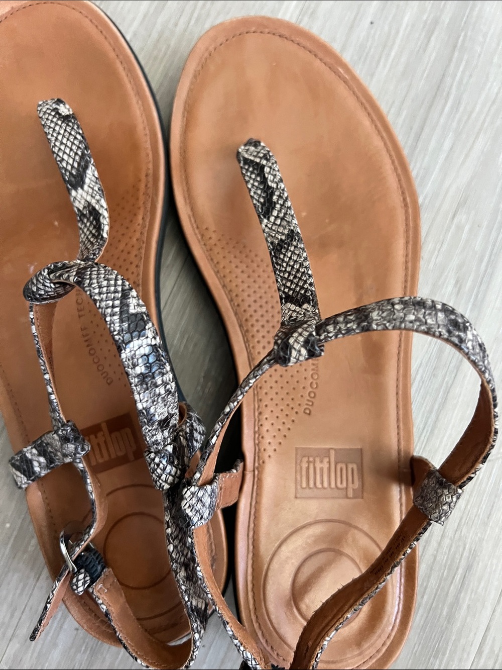 FitFlop womens Tia Toe-thong Sandals
 Snake-Print Straps Sz 7 summer vacation - Picture 5 of 8